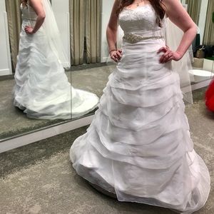 David’s bridal wedding dress size 12/14.